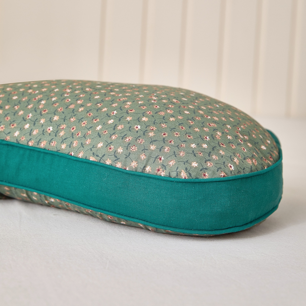 91家纺网 家纺一手货源 找家纺 梦叶草 2026新款全棉碎花猫耳荞麦枕 全棉碎花猫耳荞麦枕-深蓝