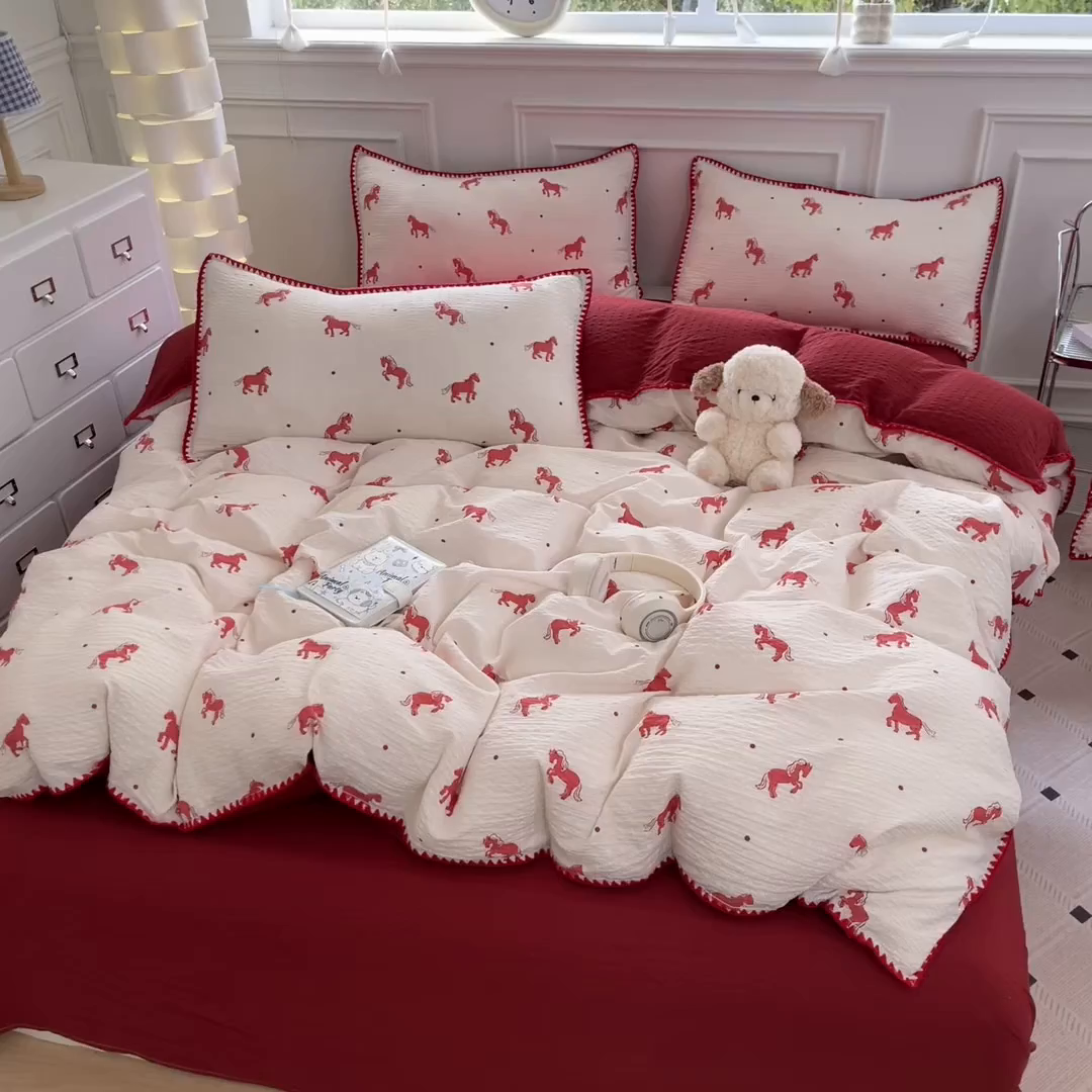 91家纺网 家纺一手货源 找家纺 慕澄家纺 2026新款小清新印花泡芙纱贝壳边四件套 红马星野