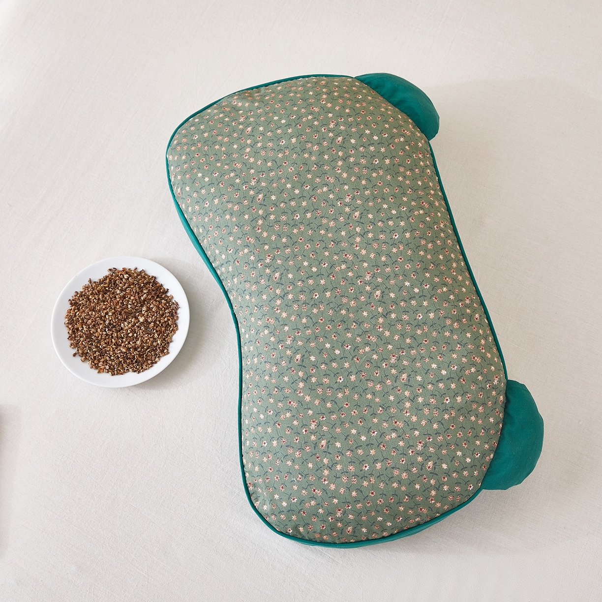 91家纺网 家纺一手货源 找家纺 梦叶草 2026新款全棉碎花猫耳荞麦枕 全棉碎花猫耳荞麦枕-深蓝