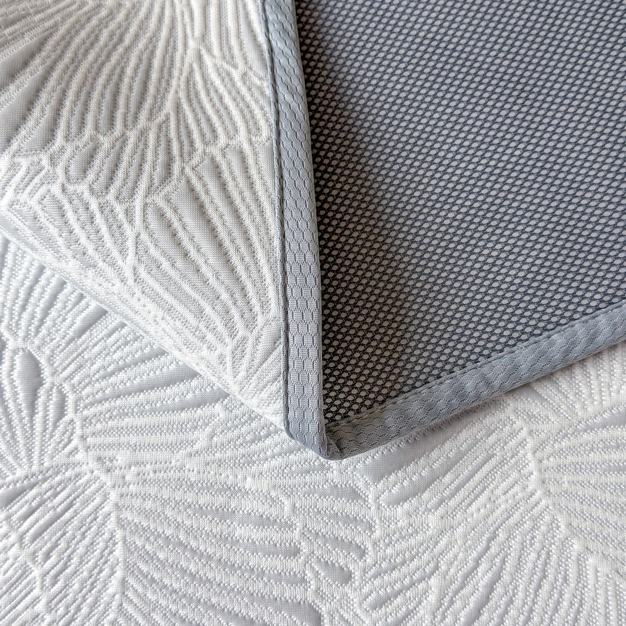 91家纺网 家纺一手货源 找家纺 绒艺席业 2026年新款立体浮雕工艺正宗凉感豆豆席凉席席子-床裙款 豆豆银杏叶-灰色