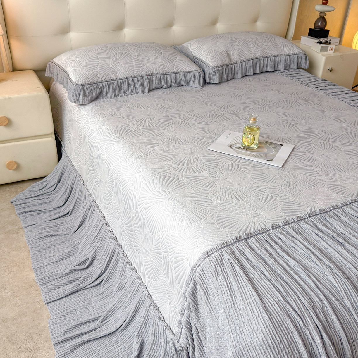 91家纺网 家纺一手货源 找家纺 绒艺席业 2026年新款立体浮雕工艺正宗凉感豆豆席凉席席子-床裙款 豆豆银杏叶-灰色