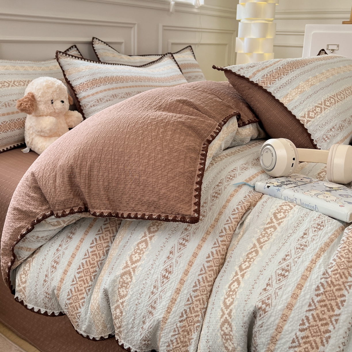 91家纺网 家纺一手货源 找家纺 慕澄家纺 2026新款小清新印花泡芙纱贝壳边四件套 焦糖海盐