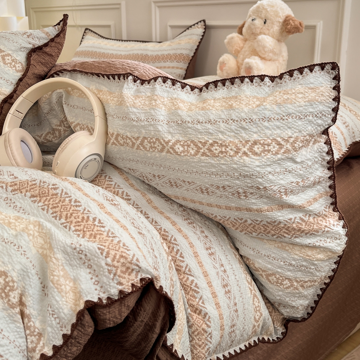 91家纺网 家纺一手货源 找家纺 慕澄家纺 2026新款小清新印花泡芙纱贝壳边四件套 焦糖海盐