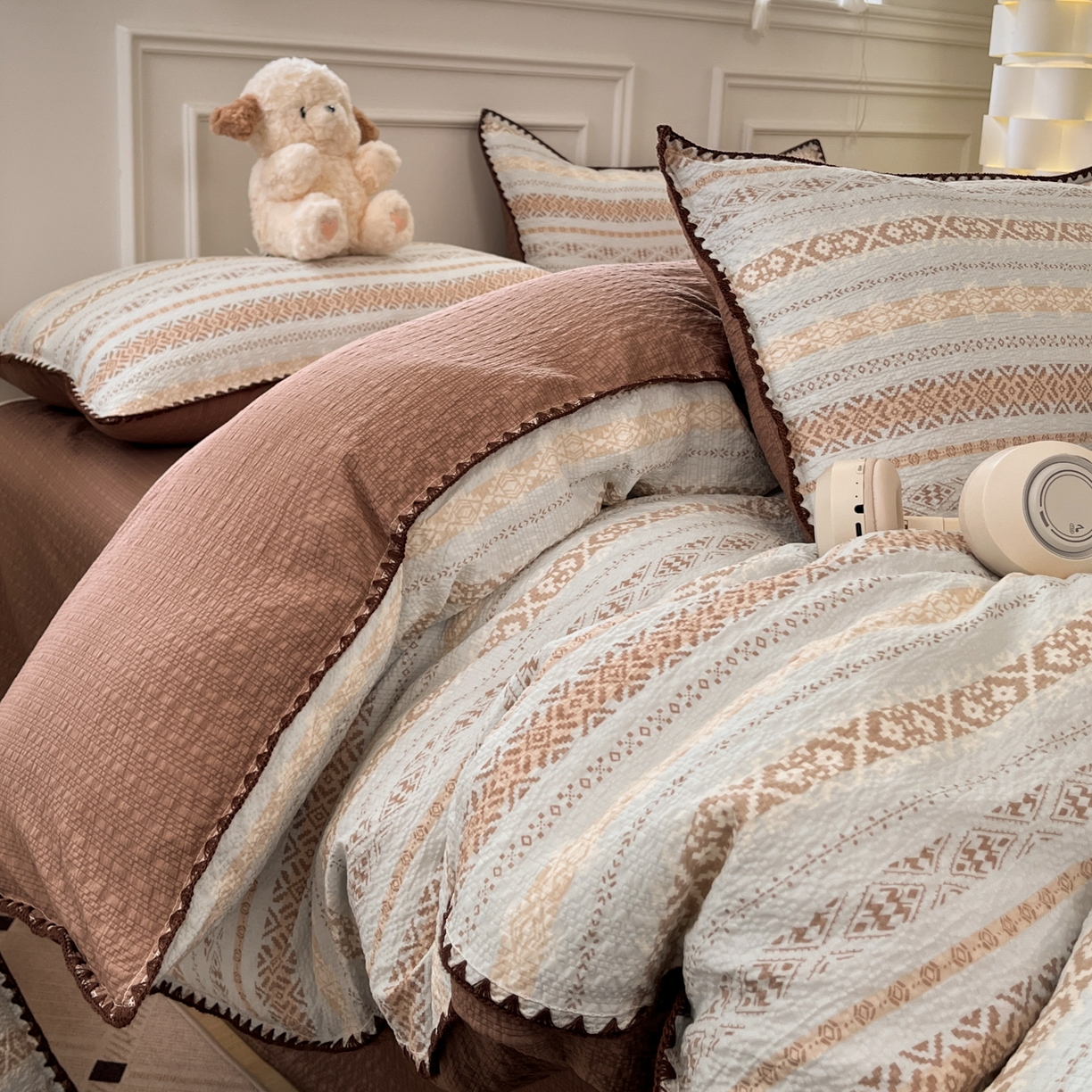 91家纺网 家纺一手货源 找家纺 慕澄家纺 2026新款小清新印花泡芙纱贝壳边四件套 焦糖海盐