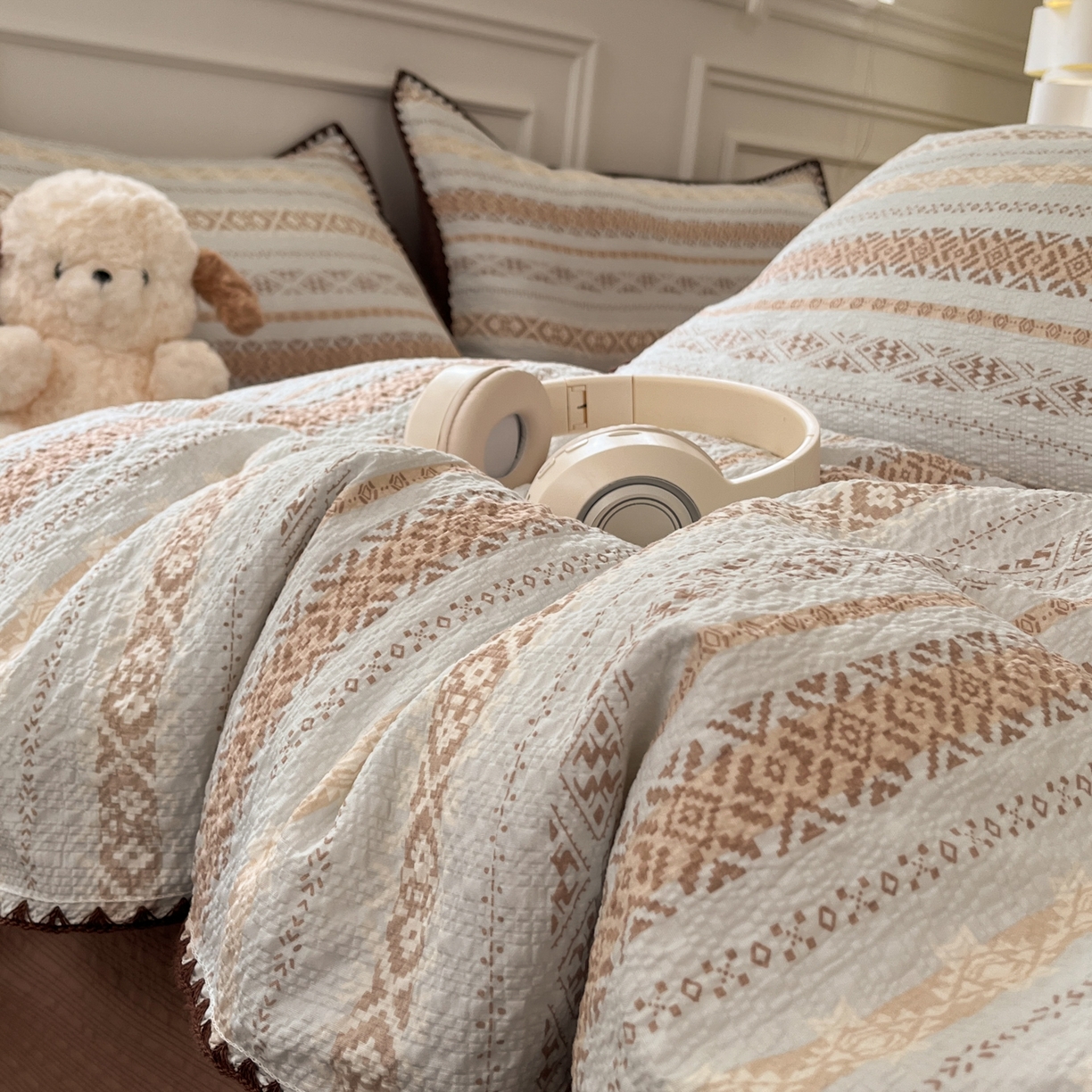 91家纺网 家纺一手货源 找家纺 慕澄家纺 2026新款小清新印花泡芙纱贝壳边四件套 焦糖海盐