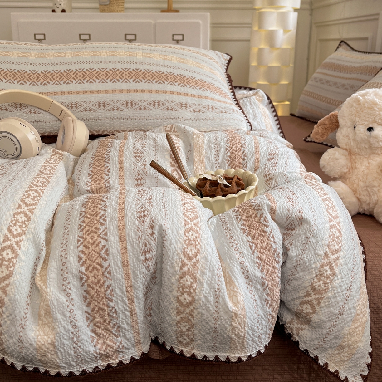 91家纺网 家纺一手货源 找家纺 慕澄家纺 2026新款小清新印花泡芙纱贝壳边四件套 焦糖海盐