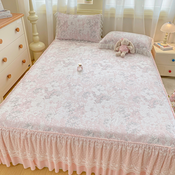 91家纺网 家纺一手货源 找家纺 伊人坊 2026新款A类550克凉感提花值过0.21冰豆豆家用凉席子三件套夏季-床裙款 繁花-粉