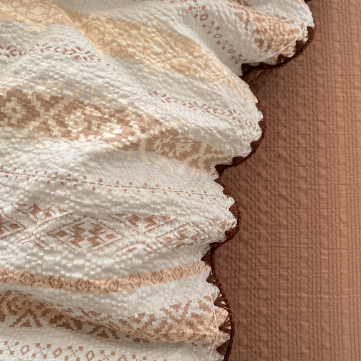 91家纺网 家纺一手货源 找家纺 慕澄家纺 2026新款小清新印花泡芙纱贝壳边四件套 焦糖海盐