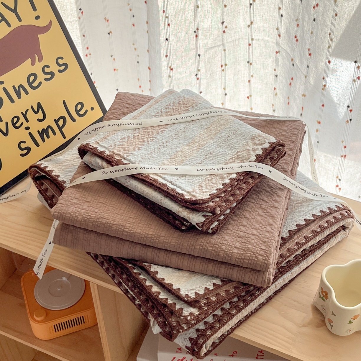 91家纺网 家纺一手货源 找家纺 慕澄家纺 2026新款小清新印花泡芙纱贝壳边四件套 焦糖海盐