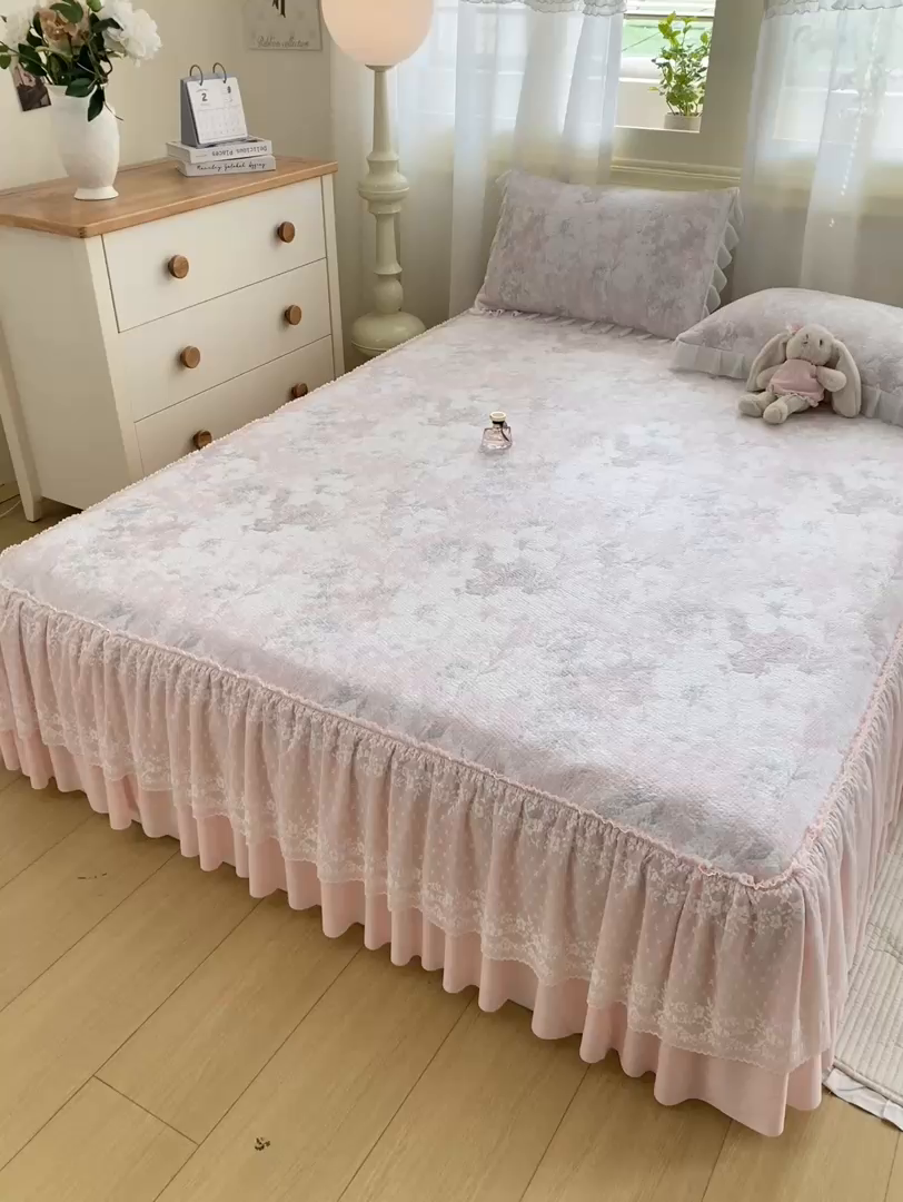 91家纺网 家纺一手货源 找家纺 伊人坊 2026新款A类550克凉感提花值过0.21冰豆豆家用凉席子三件套夏季-床裙款 繁花-粉