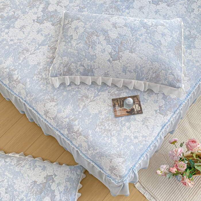 91家纺网 家纺一手货源 找家纺 伊人坊 2026新款A类550克凉感提花值过0.21冰豆豆家用凉席子三件套夏季-床裙款 繁花-蓝