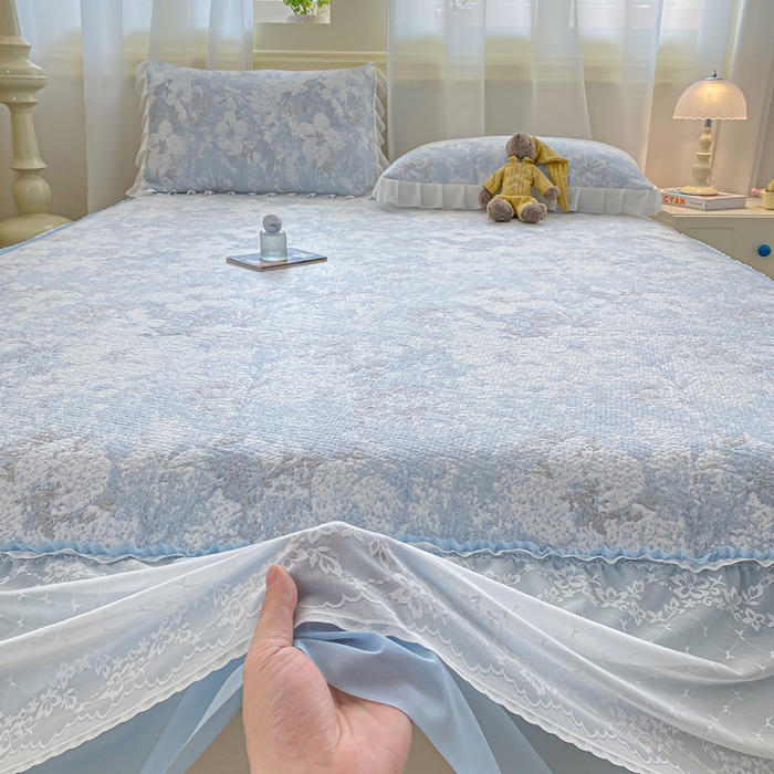 91家纺网 家纺一手货源 找家纺 伊人坊 2026新款A类550克凉感提花值过0.21冰豆豆家用凉席子三件套夏季-床裙款 繁花-蓝