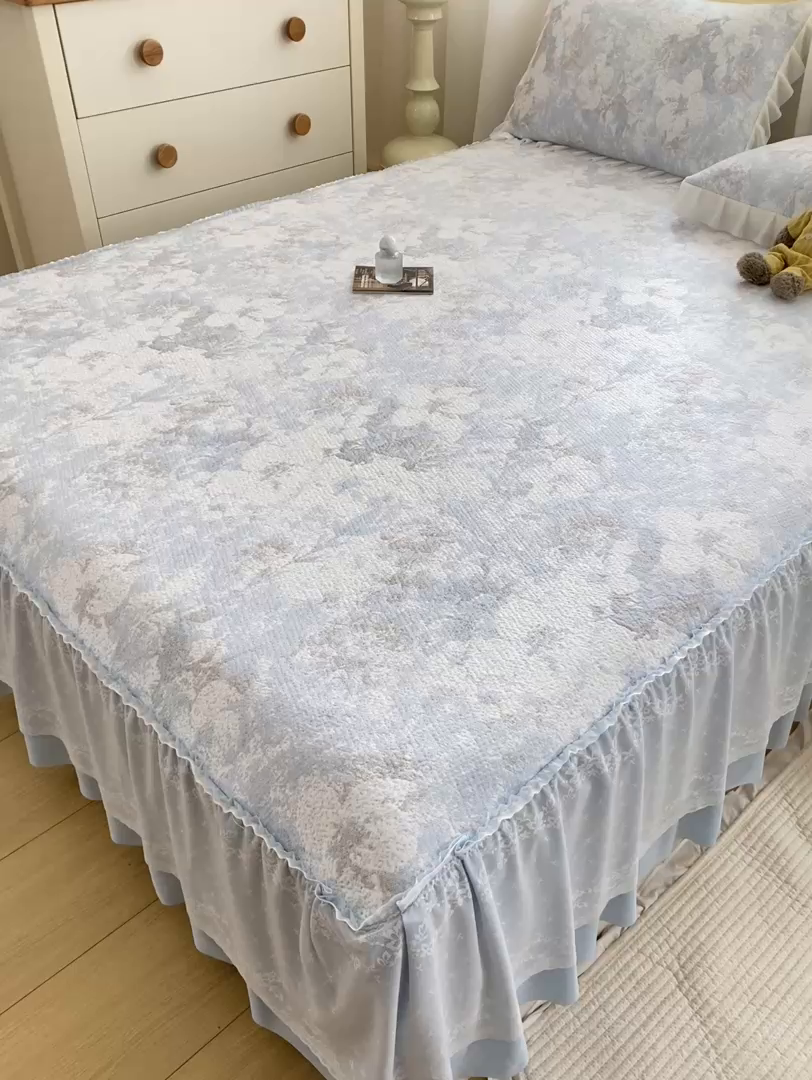 91家纺网 家纺一手货源 找家纺 伊人坊 2026新款A类550克凉感提花值过0.21冰豆豆家用凉席子三件套夏季-床裙款 繁花-蓝