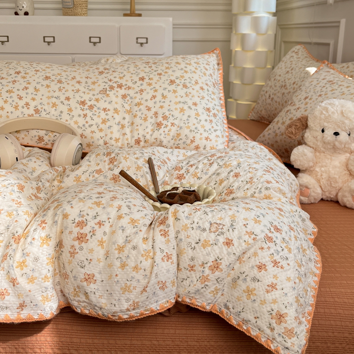 91家纺网 家纺一手货源 找家纺 慕澄家纺 2026新款小清新印花泡芙纱贝壳边四件套 奶橘小甜梦