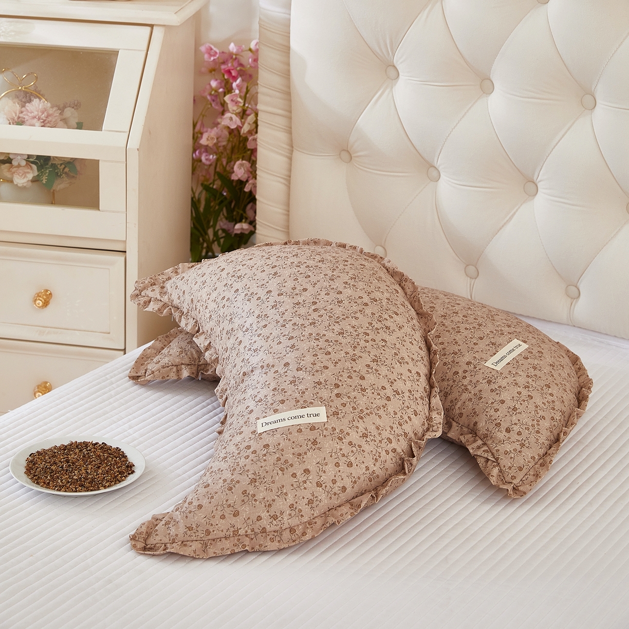 91家纺网 家纺一手货源 找家纺 梦叶草 2026新款全棉碎花月牙花边荞麦枕 全棉碎花月牙荞麦枕-碎花咖