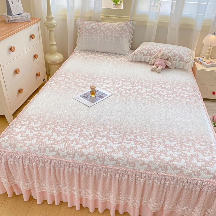 91家纺网 家纺一手货源 找家纺 伊人坊 2026新款A类550克凉感提花值过0.21冰豆豆家用凉席子三件套夏季-床裙款 花蝴蝶－粉