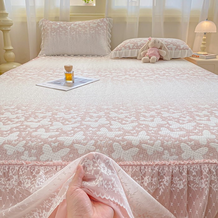 91家纺网 家纺一手货源 找家纺 伊人坊 2026新款A类550克凉感提花值过0.21冰豆豆家用凉席子三件套夏季-床裙款 花蝴蝶－粉