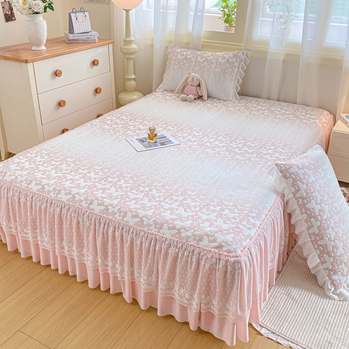 91家纺网 家纺一手货源 找家纺 伊人坊 2026新款A类550克凉感提花值过0.21冰豆豆家用凉席子三件套夏季-床裙款 花蝴蝶－粉