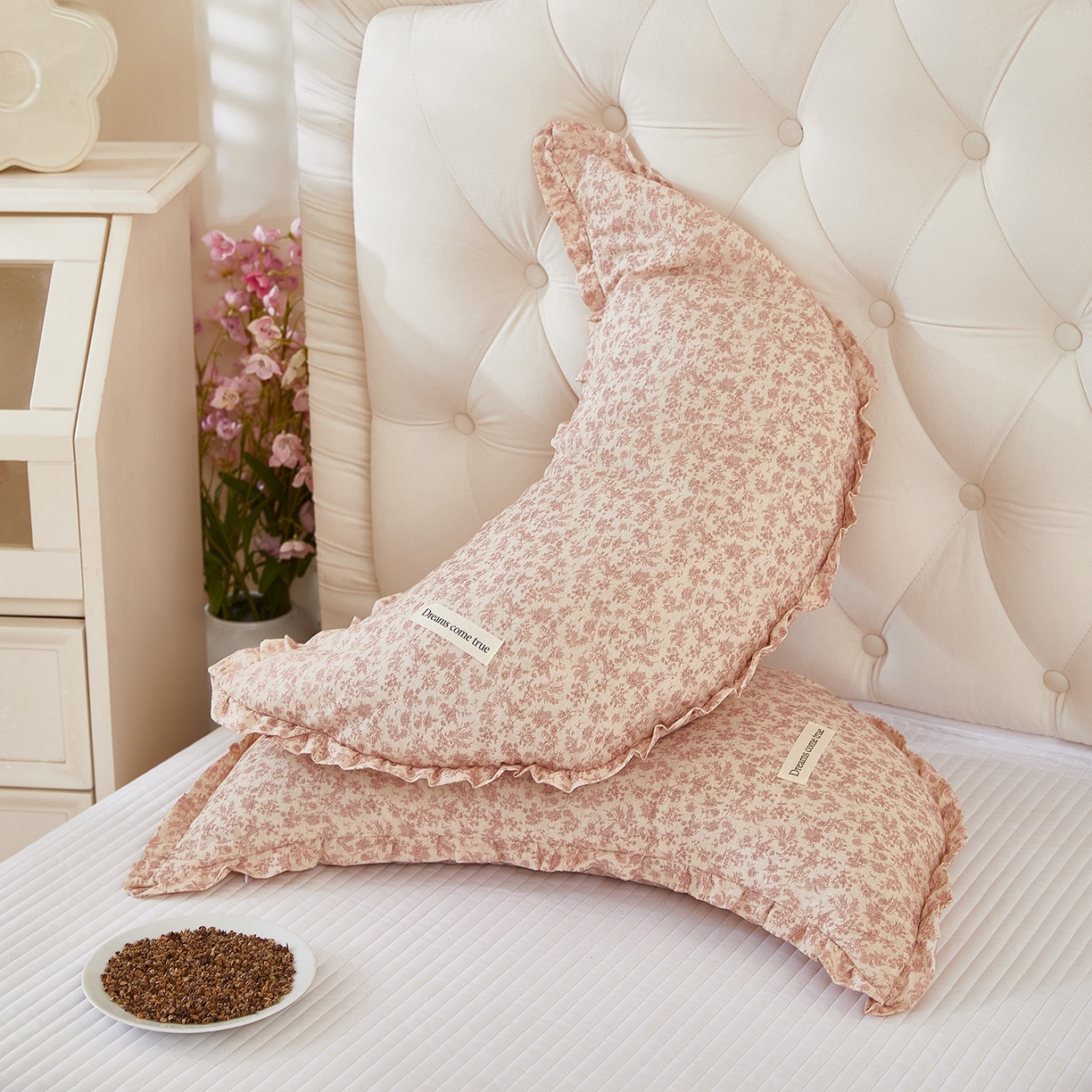 91家纺网 家纺一手货源 找家纺 梦叶草 2026新款全棉碎花月牙花边荞麦枕 全棉碎花月牙荞麦枕-碎花粉