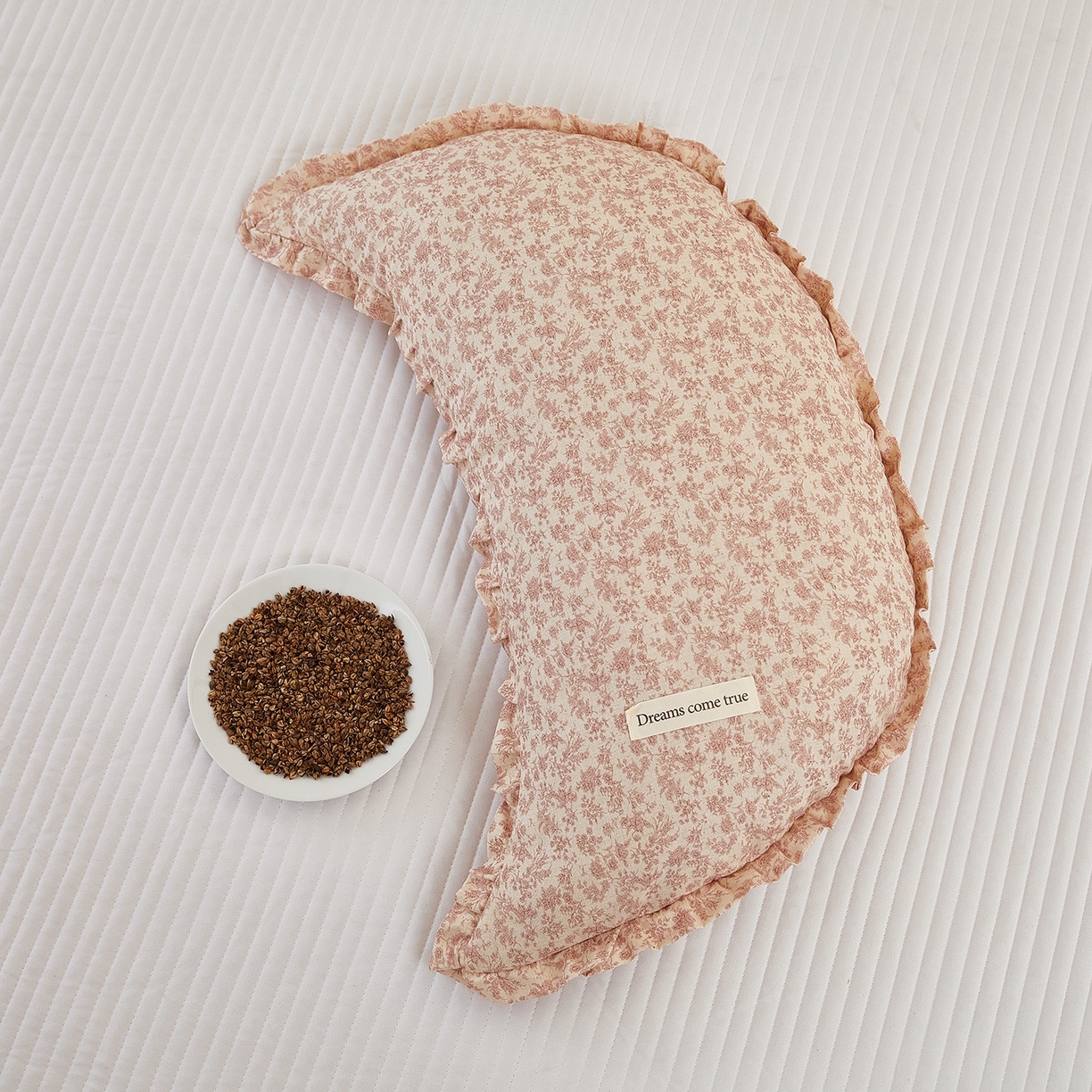 91家纺网 家纺一手货源 找家纺 梦叶草 2026新款全棉碎花月牙花边荞麦枕 全棉碎花月牙荞麦枕-碎花粉