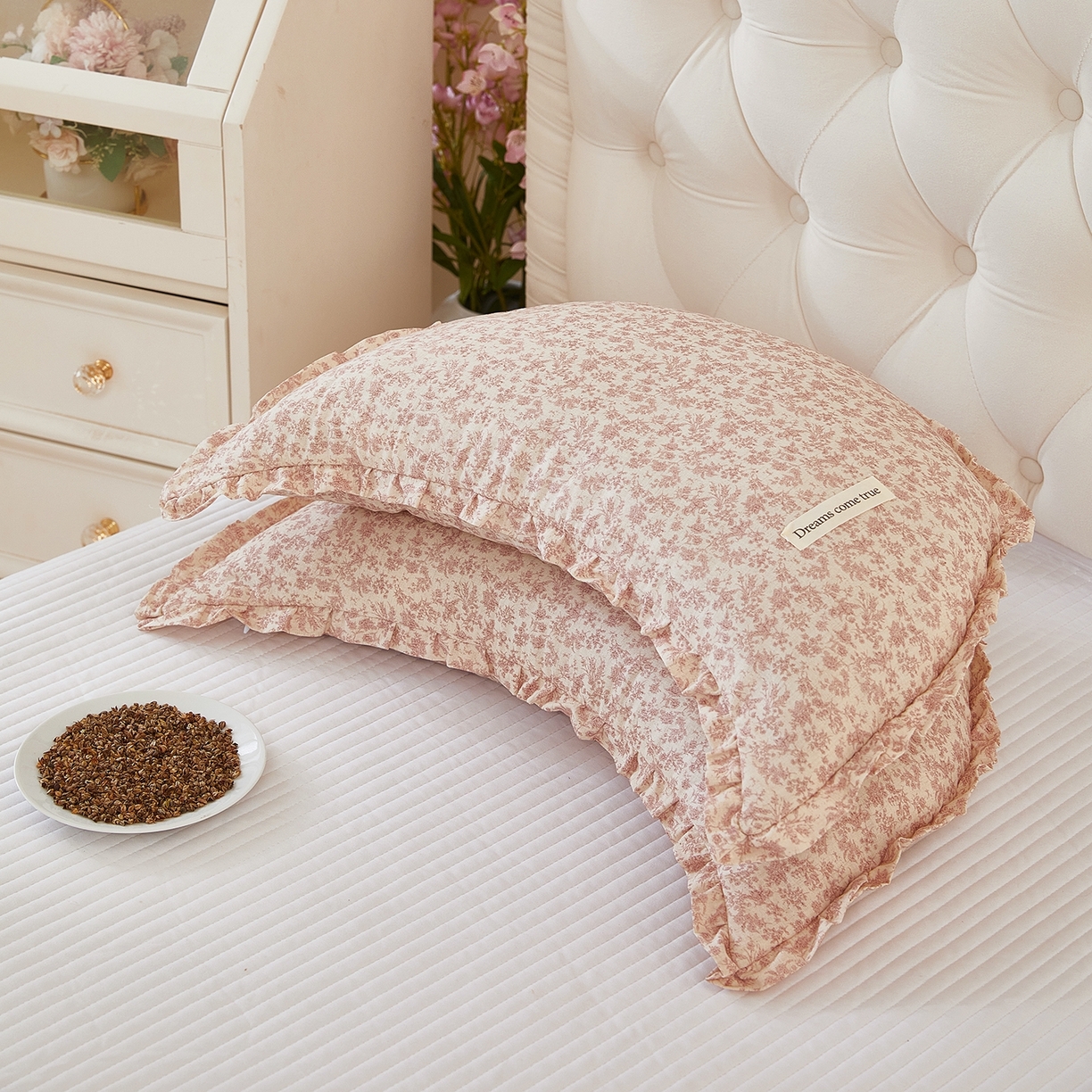 91家纺网 家纺一手货源 找家纺 梦叶草 2026新款全棉碎花月牙花边荞麦枕 全棉碎花月牙荞麦枕-碎花粉