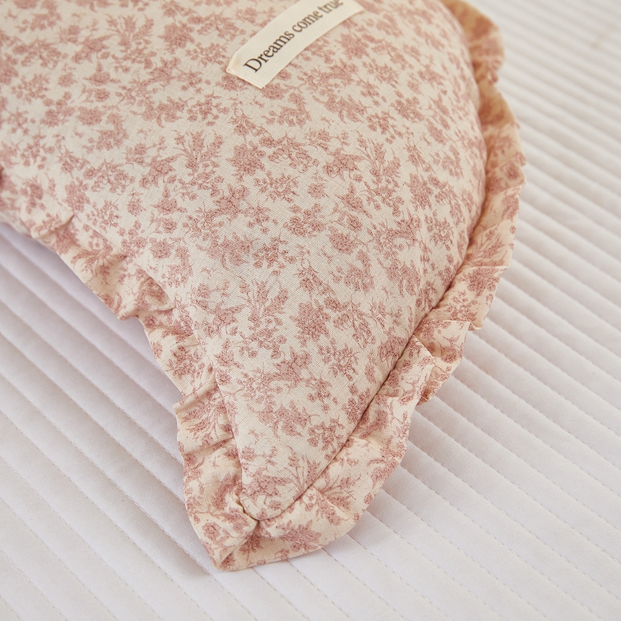 91家纺网 家纺一手货源 找家纺 梦叶草 2026新款全棉碎花月牙花边荞麦枕 全棉碎花月牙荞麦枕-碎花粉