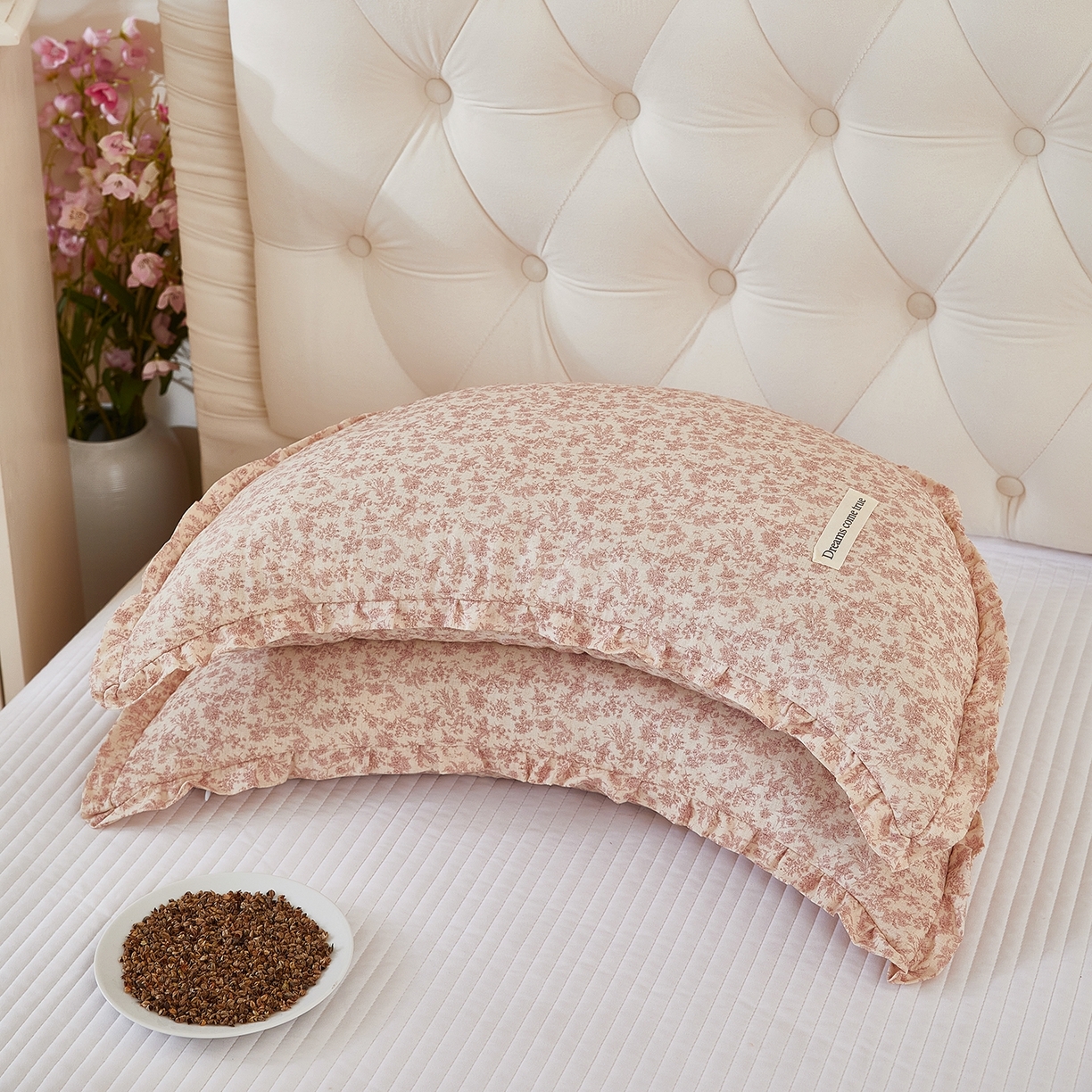 91家纺网 家纺一手货源 找家纺 梦叶草 2026新款全棉碎花月牙花边荞麦枕 全棉碎花月牙荞麦枕-碎花粉