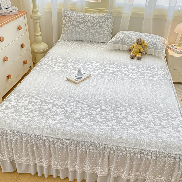 91家纺网 家纺一手货源 找家纺 伊人坊 2026新款A类550克凉感提花值过0.21冰豆豆家用凉席子三件套夏季-床裙款 花蝴蝶－灰