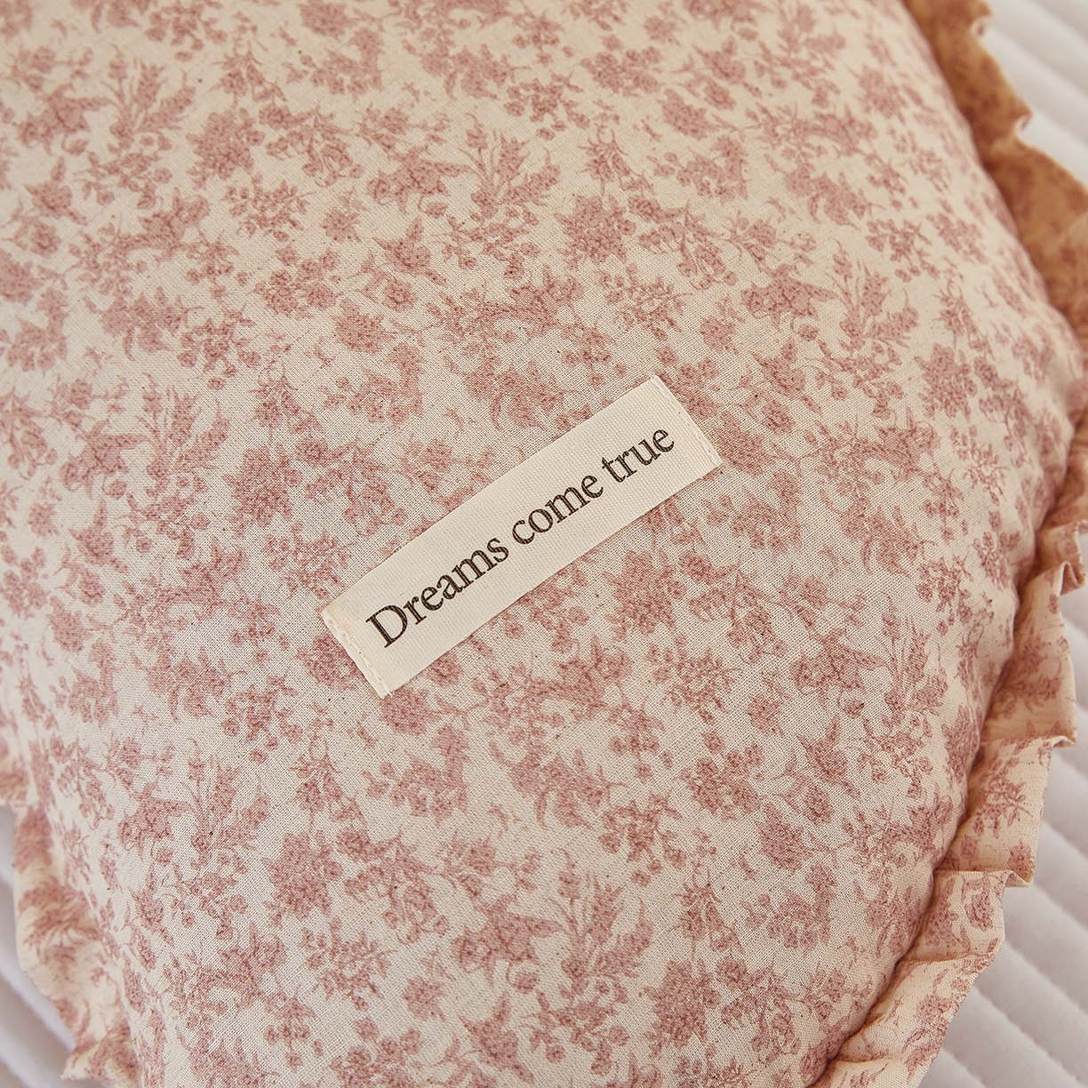 91家纺网 家纺一手货源 找家纺 梦叶草 2026新款全棉碎花月牙花边荞麦枕 全棉碎花月牙荞麦枕-碎花粉