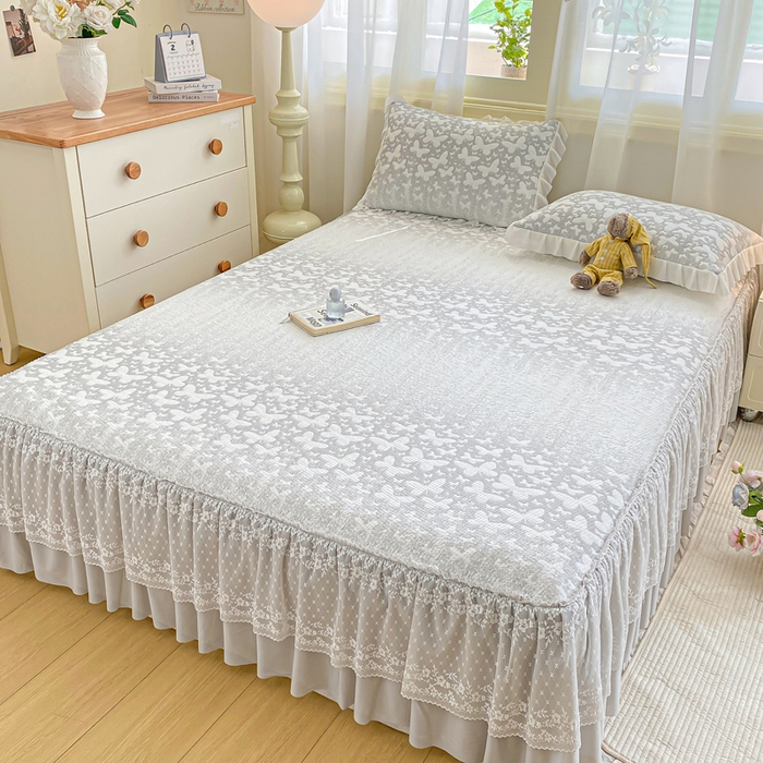 91家纺网 家纺一手货源 找家纺 伊人坊 2026新款A类550克凉感提花值过0.21冰豆豆家用凉席子三件套夏季-床裙款 花蝴蝶－灰