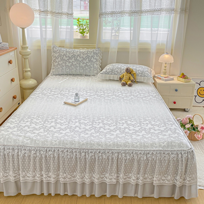 91家纺网 家纺一手货源 找家纺 伊人坊 2026新款A类550克凉感提花值过0.21冰豆豆家用凉席子三件套夏季-床裙款 花蝴蝶－灰