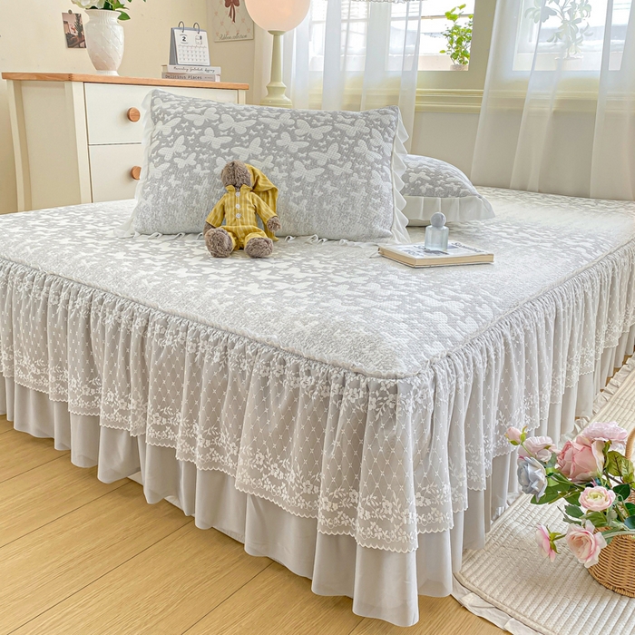 91家纺网 家纺一手货源 找家纺 伊人坊 2026新款A类550克凉感提花值过0.21冰豆豆家用凉席子三件套夏季-床裙款 花蝴蝶－灰