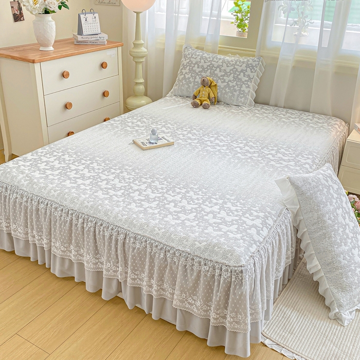 91家纺网 家纺一手货源 找家纺 伊人坊 2026新款A类550克凉感提花值过0.21冰豆豆家用凉席子三件套夏季-床裙款 花蝴蝶－灰