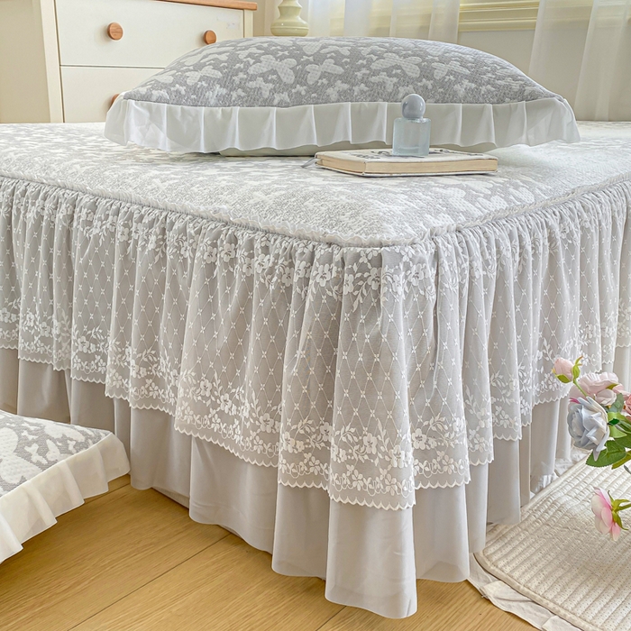 91家纺网 家纺一手货源 找家纺 伊人坊 2026新款A类550克凉感提花值过0.21冰豆豆家用凉席子三件套夏季-床裙款 花蝴蝶－灰