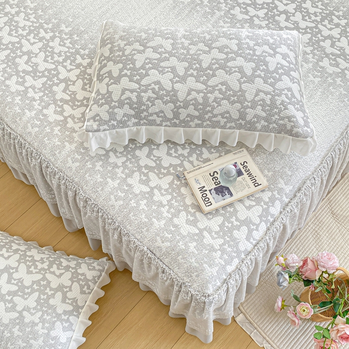 91家纺网 家纺一手货源 找家纺 伊人坊 2026新款A类550克凉感提花值过0.21冰豆豆家用凉席子三件套夏季-床裙款 花蝴蝶－灰