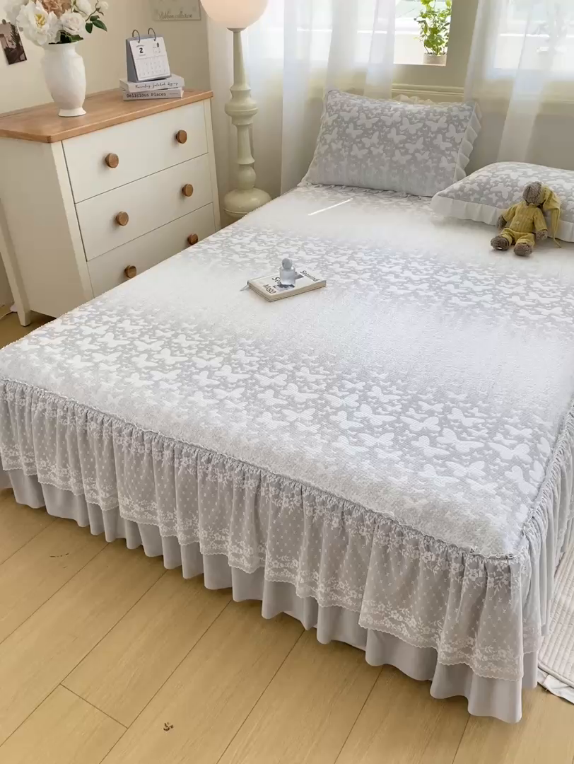 91家纺网 家纺一手货源 找家纺 伊人坊 2026新款A类550克凉感提花值过0.21冰豆豆家用凉席子三件套夏季-床裙款 花蝴蝶－灰