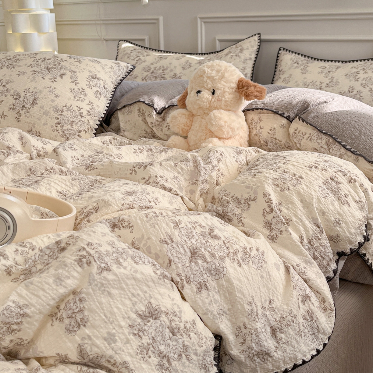 91家纺网 家纺一手货源 找家纺 慕澄家纺 2026新款小清新印花泡芙纱贝壳边四件套 奶雾蔷薇