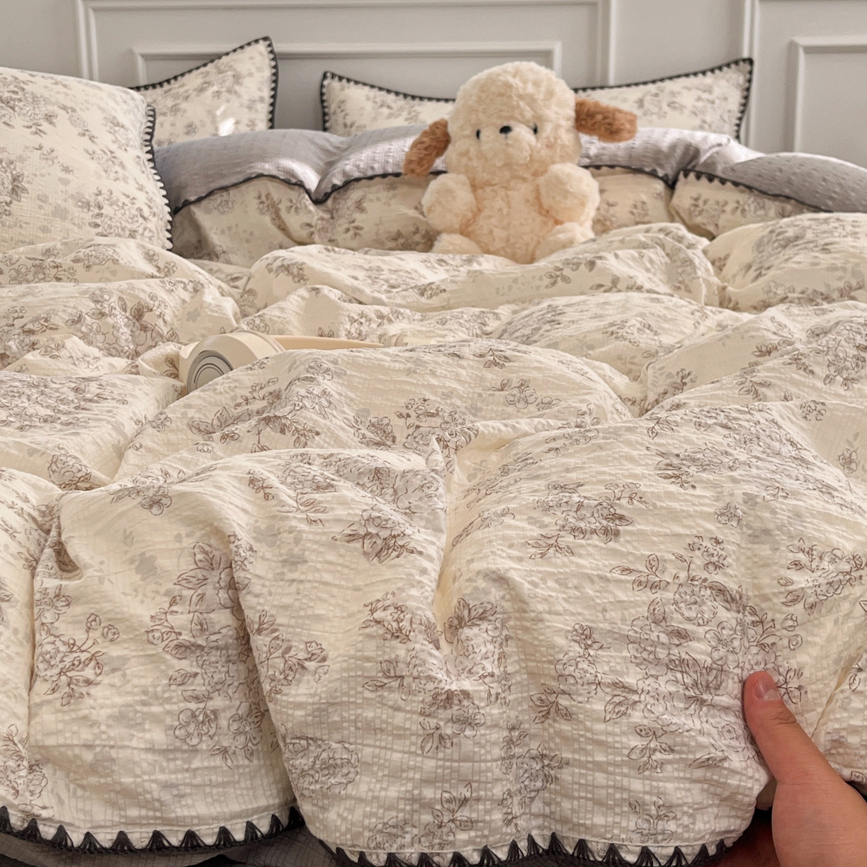 91家纺网 家纺一手货源 找家纺 慕澄家纺 2026新款小清新印花泡芙纱贝壳边四件套 奶雾蔷薇