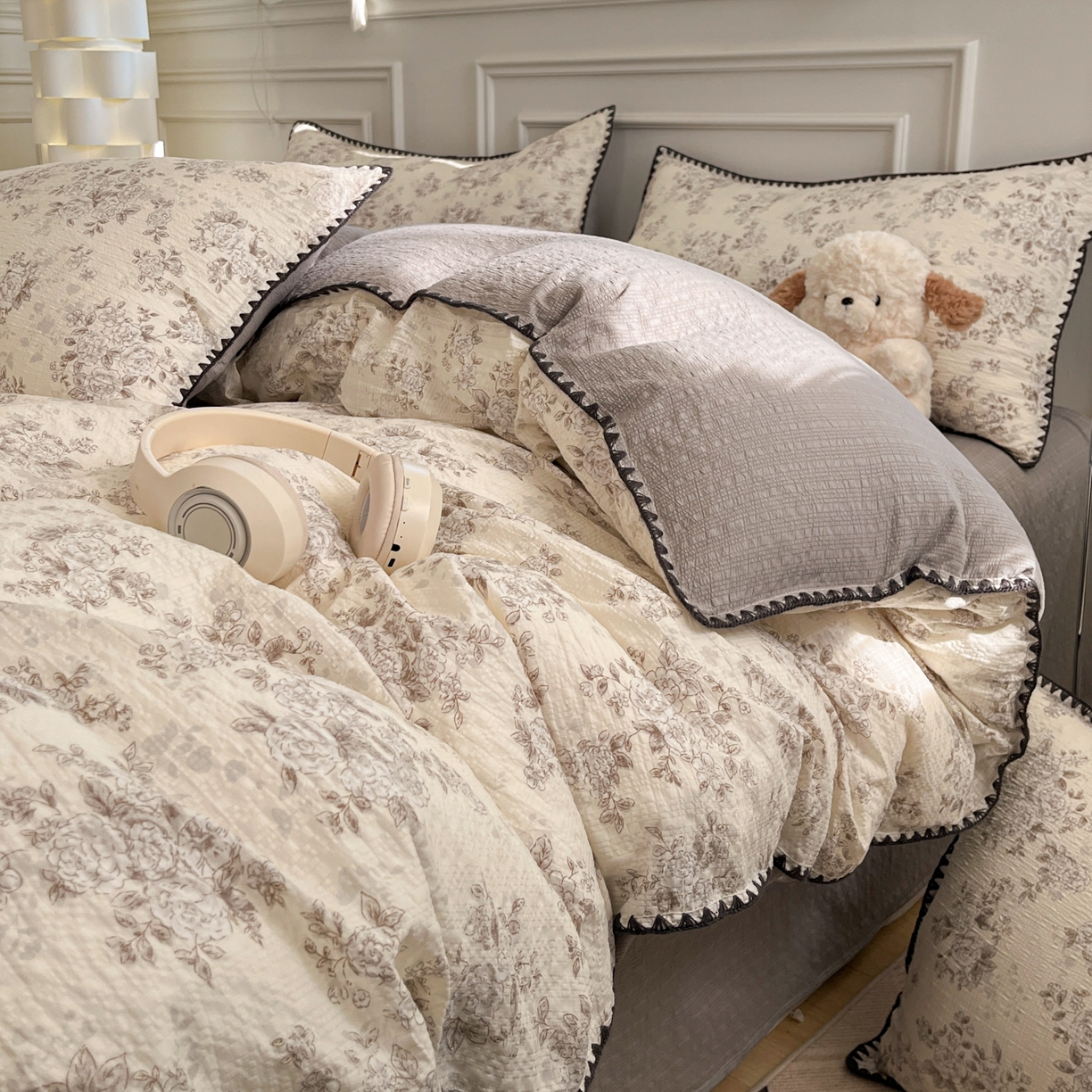 91家纺网 家纺一手货源 找家纺 慕澄家纺 2026新款小清新印花泡芙纱贝壳边四件套 奶雾蔷薇