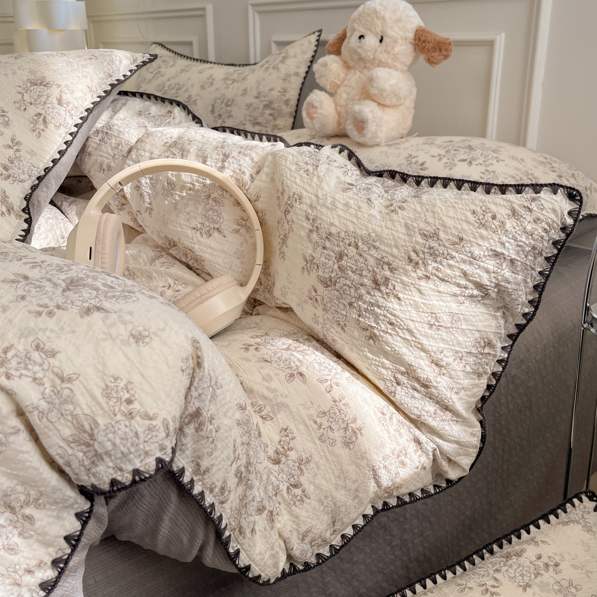 91家纺网 家纺一手货源 找家纺 慕澄家纺 2026新款小清新印花泡芙纱贝壳边四件套 奶雾蔷薇