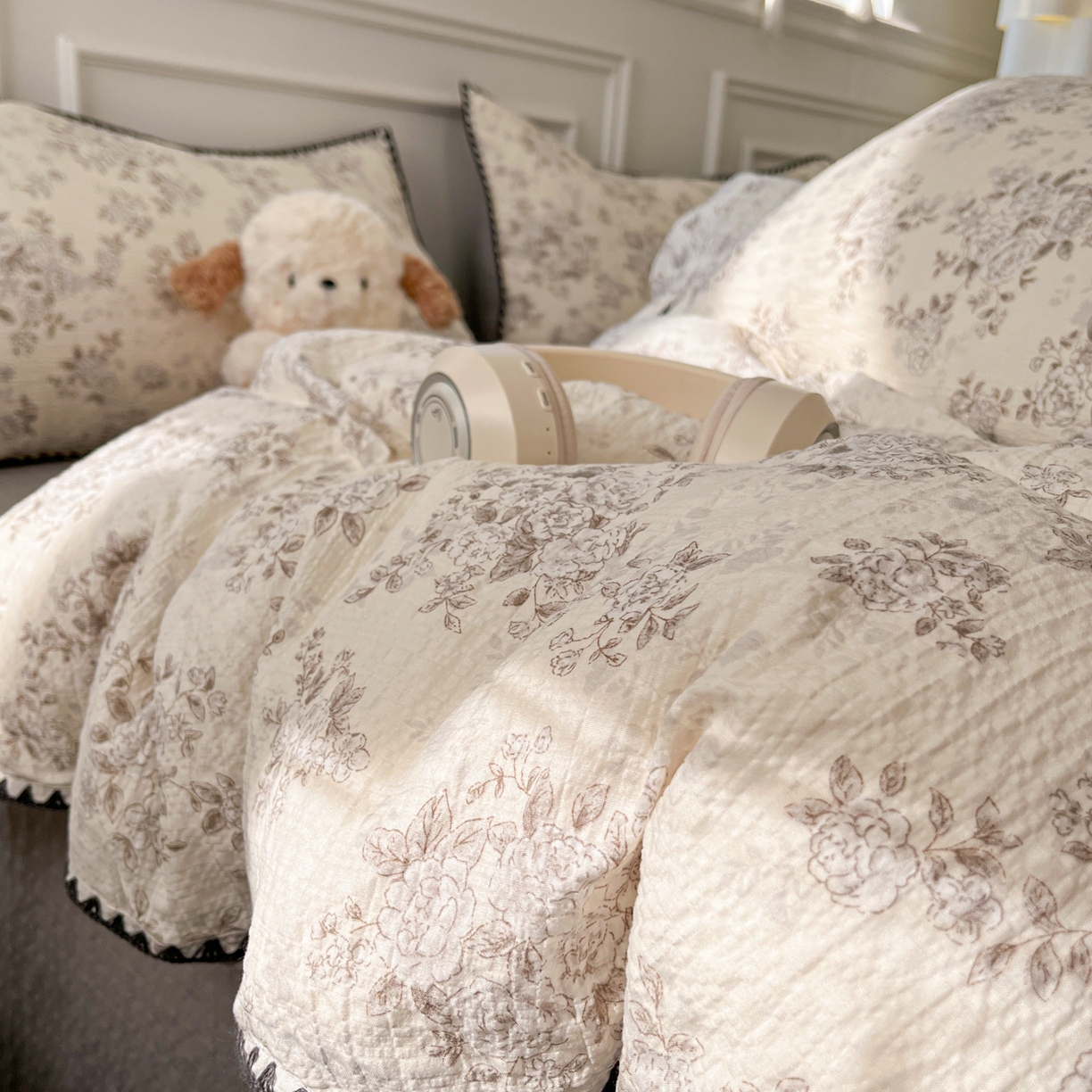 91家纺网 家纺一手货源 找家纺 慕澄家纺 2026新款小清新印花泡芙纱贝壳边四件套 奶雾蔷薇