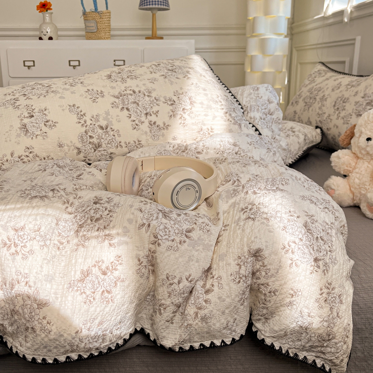 91家纺网 家纺一手货源 找家纺 慕澄家纺 2026新款小清新印花泡芙纱贝壳边四件套 奶雾蔷薇