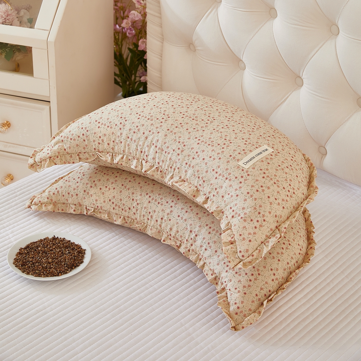 91家纺网 家纺一手货源 找家纺 梦叶草 2026新款全棉碎花月牙花边荞麦枕 全棉碎花月牙荞麦枕-碎花黄