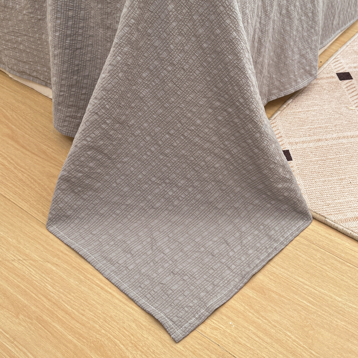 91家纺网 家纺一手货源 找家纺 慕澄家纺 2026新款小清新印花泡芙纱贝壳边四件套 奶雾蔷薇