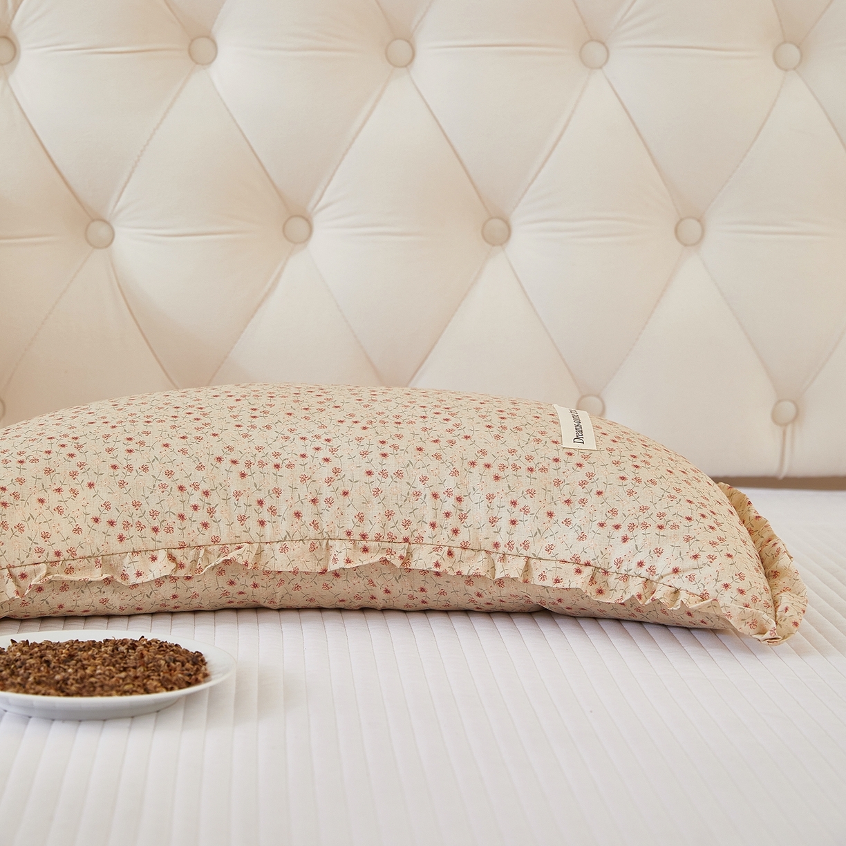 91家纺网 家纺一手货源 找家纺 梦叶草 2026新款全棉碎花月牙花边荞麦枕 全棉碎花月牙荞麦枕-碎花黄