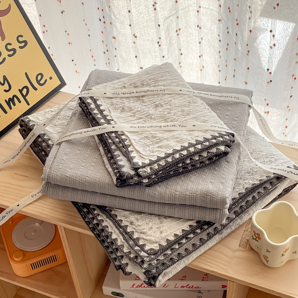 91家纺网 家纺一手货源 找家纺 慕澄家纺 2026新款小清新印花泡芙纱贝壳边四件套 奶雾蔷薇