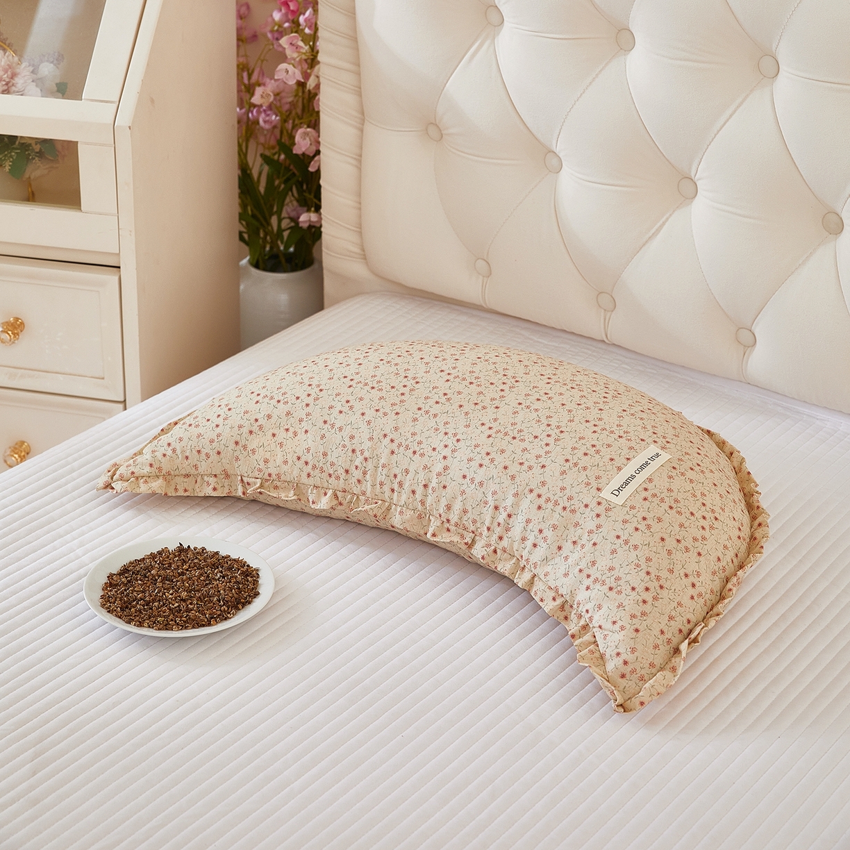 91家纺网 家纺一手货源 找家纺 梦叶草 2026新款全棉碎花月牙花边荞麦枕 全棉碎花月牙荞麦枕-碎花黄