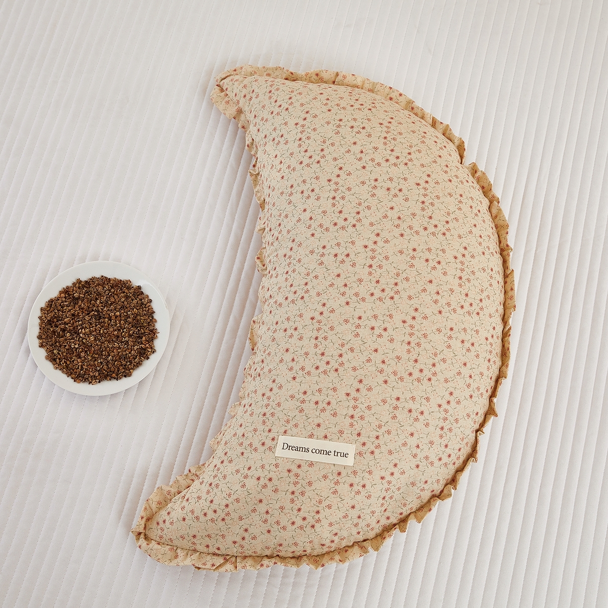 91家纺网 家纺一手货源 找家纺 梦叶草 2026新款全棉碎花月牙花边荞麦枕 全棉碎花月牙荞麦枕-碎花黄