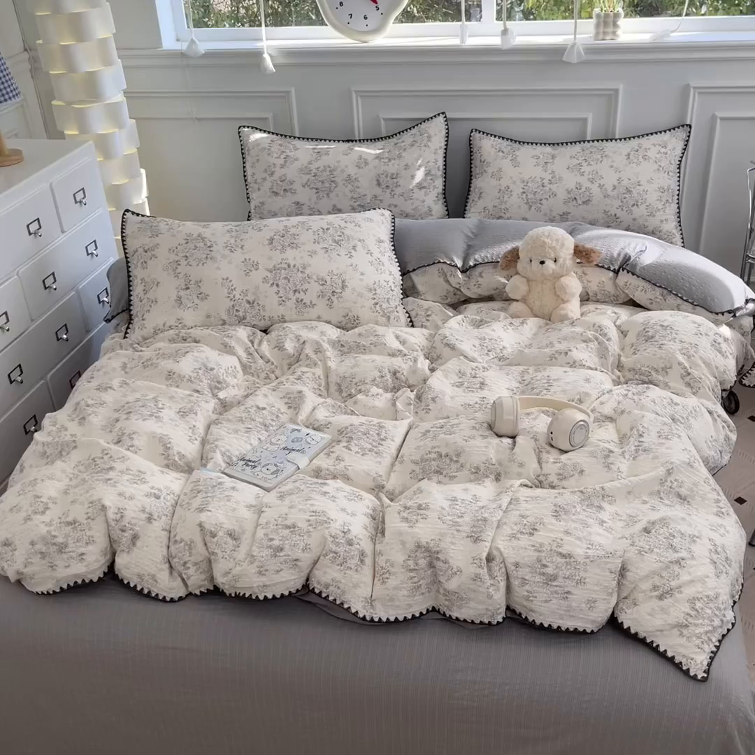 91家纺网 家纺一手货源 找家纺 慕澄家纺 2026新款小清新印花泡芙纱贝壳边四件套 奶雾蔷薇