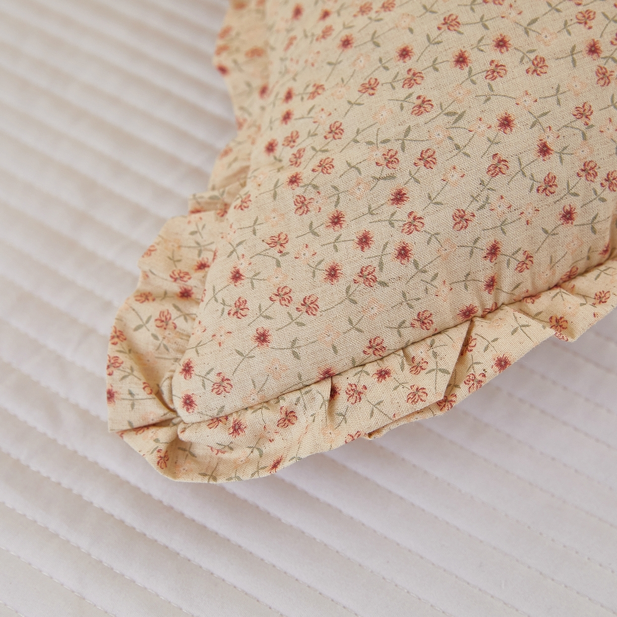 91家纺网 家纺一手货源 找家纺 梦叶草 2026新款全棉碎花月牙花边荞麦枕 全棉碎花月牙荞麦枕-碎花黄